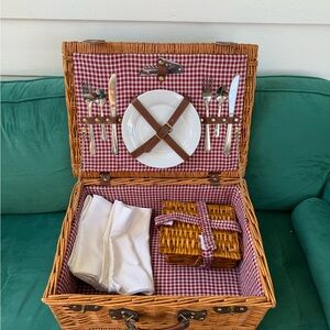 Wicker Picnic Basket With Lid and 2 Picnic Settings,